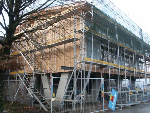 21. Januar 2009: Die Fassade ist für die Verkleidung vorbereitet